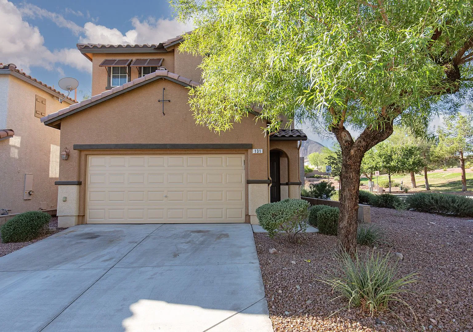 Well maintained home in gated Henderson resort like community — Photo 2