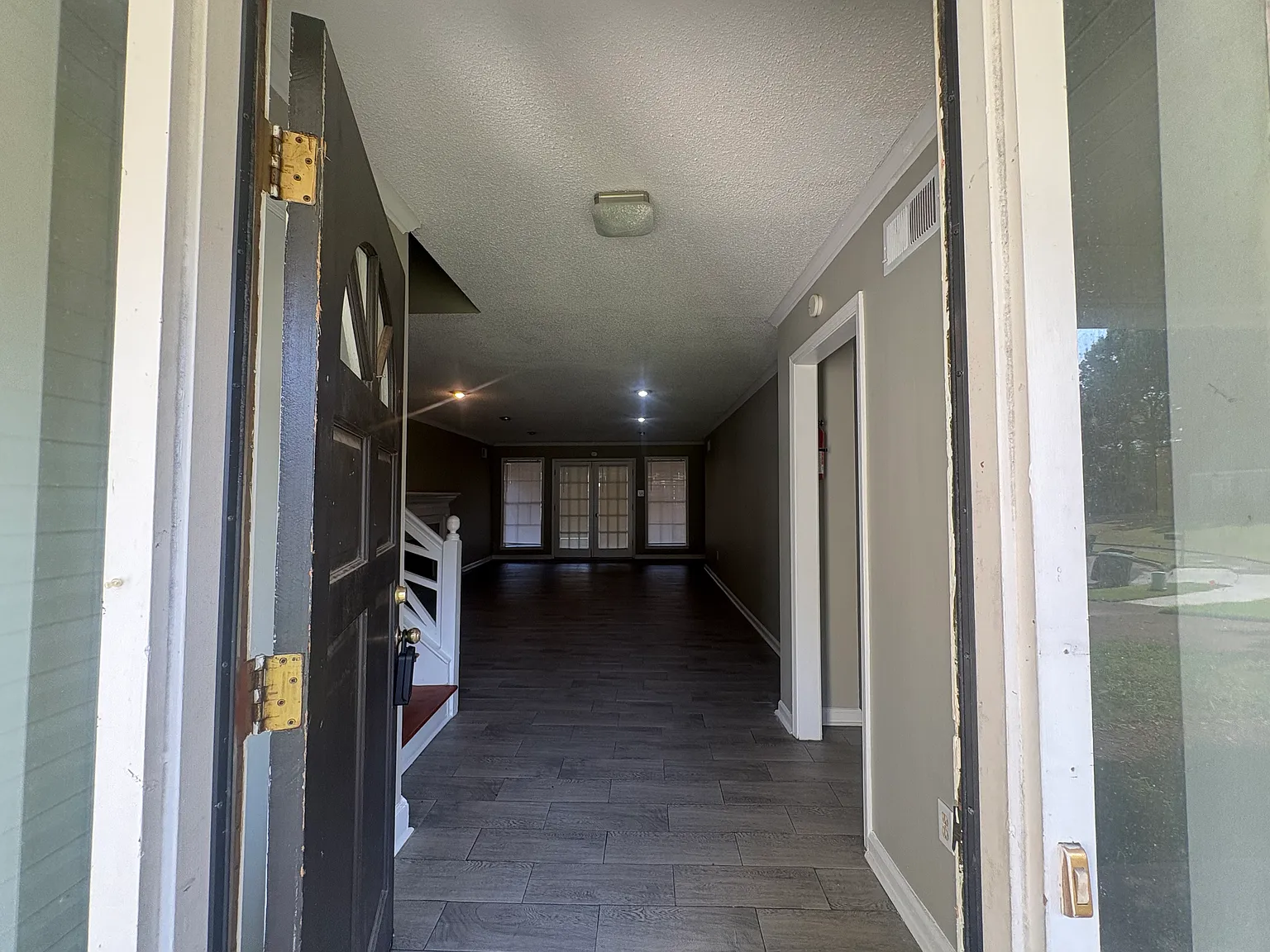 Beautiful 3-Bedroom 2-Bathroom Home + Garage — Photo 3