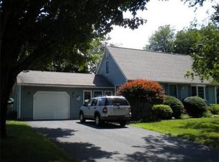 16 Meadowbrook Dr, Easthampton, MA 01027