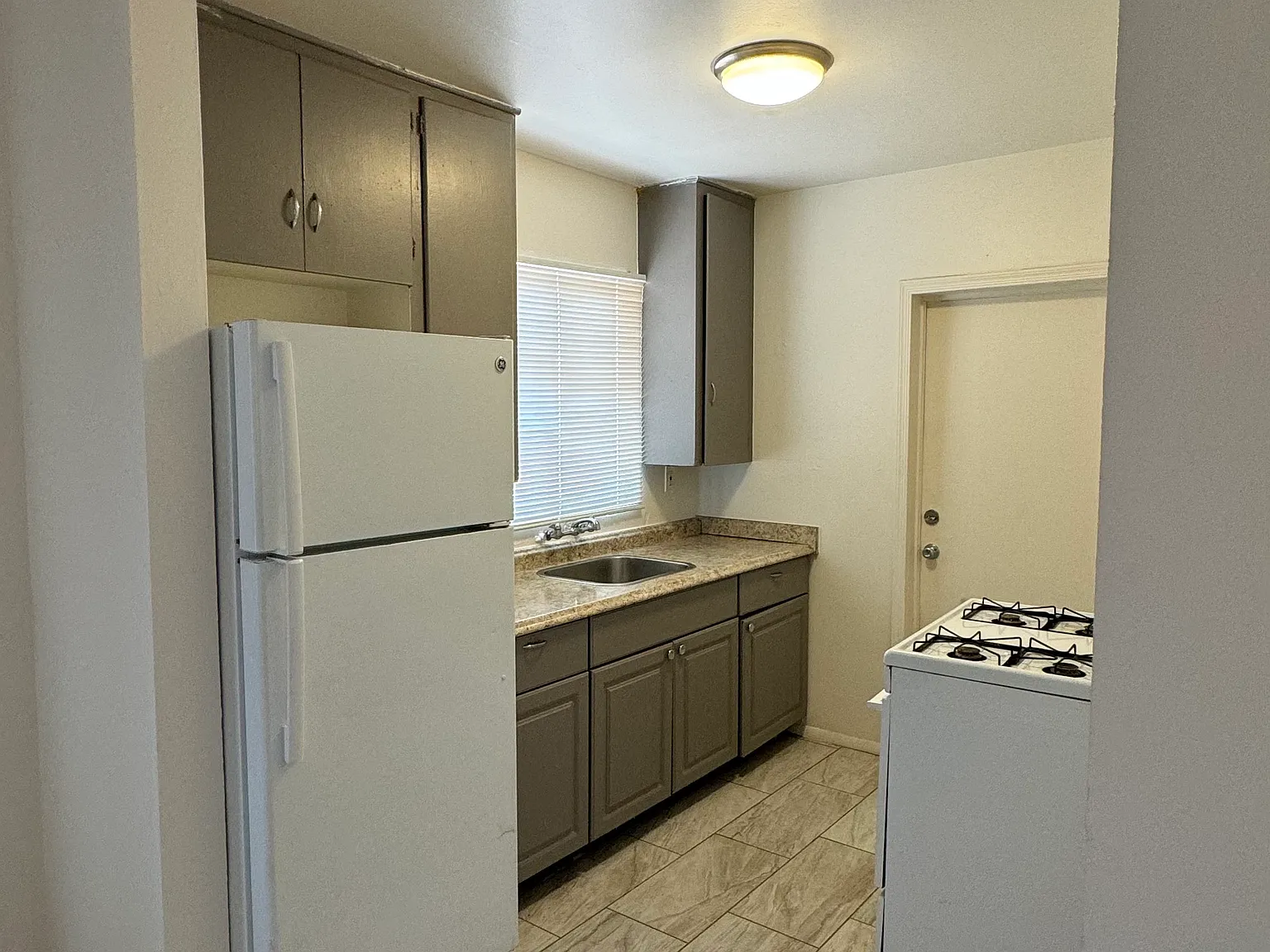 2232 E Garfield St — Photo 2