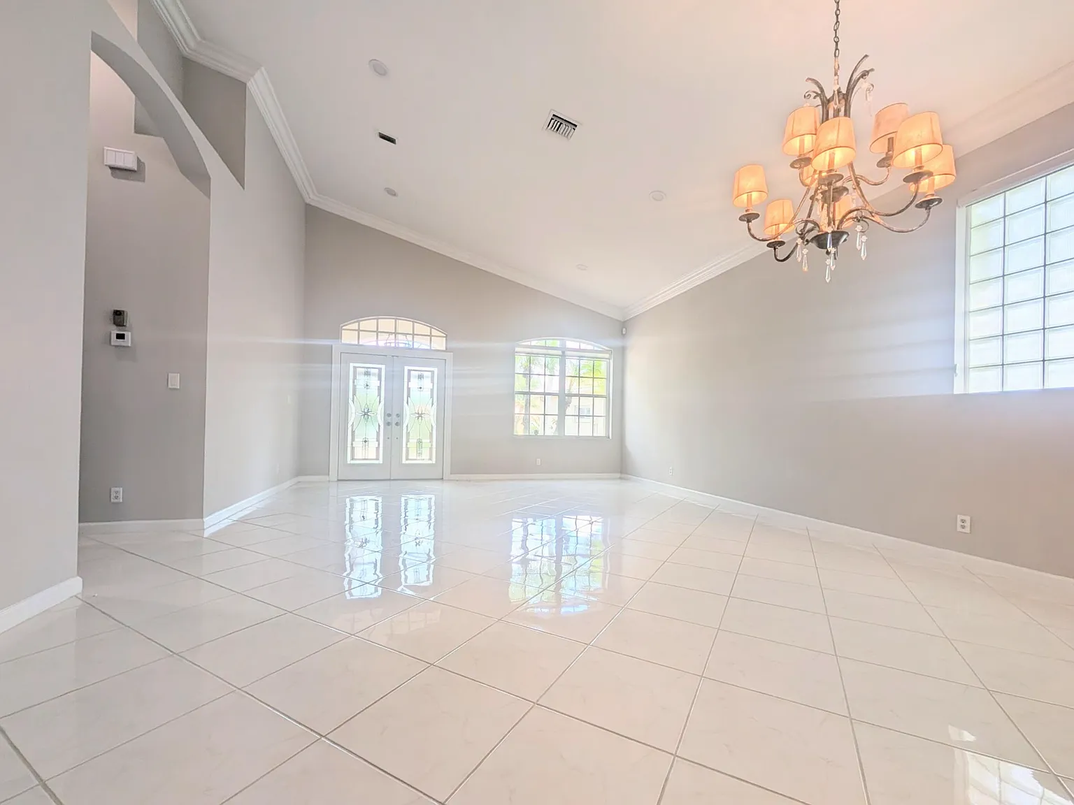 3 bed, 2030 sqft, $5,700 — Photo 2