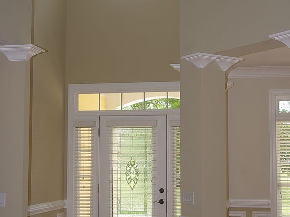 Elegant 2-story foyer