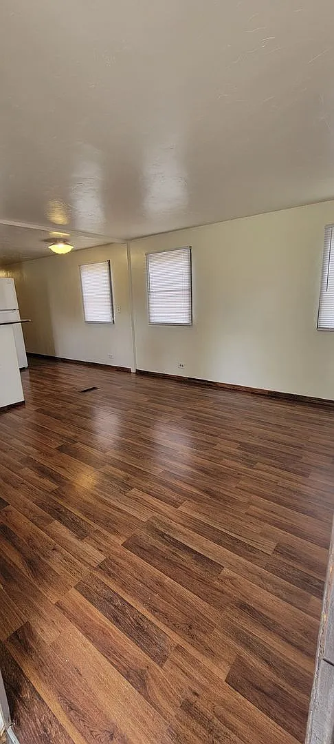 Cozy 3 Bed Mobile Home — Photo 3