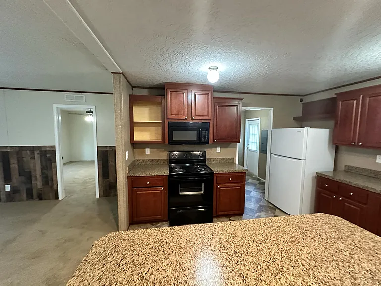 554 Green St — Photo 3