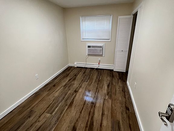 3rd image of 664 Mercer St Unit 1