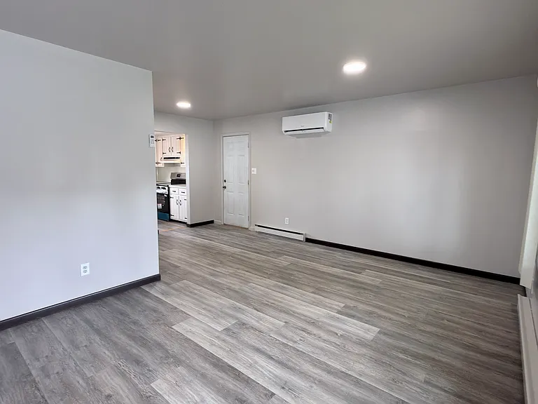 1015 E Hamilton St — Photo 6