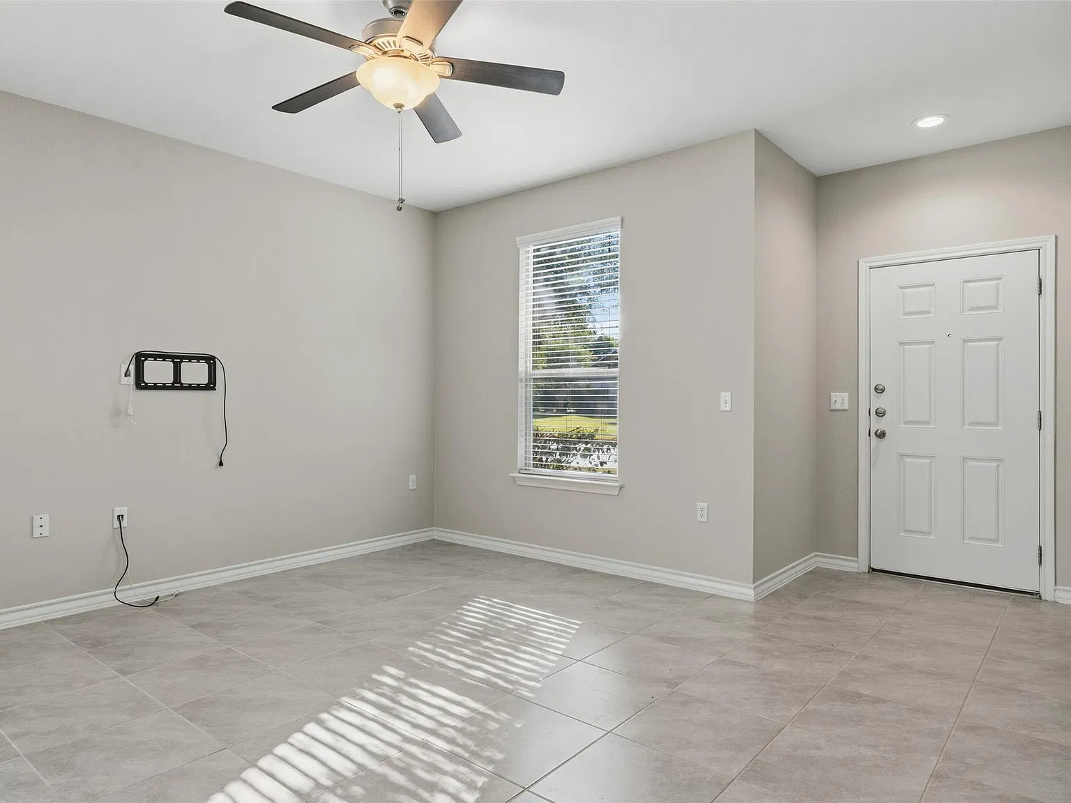 3 bed, 2.5 bath, 1630 sqft, $2,100 — Photo 4