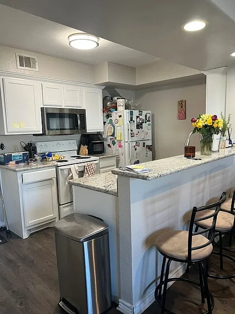 3 bed, 3.5 bath, 1350 sqft, $1,725 — Photo 3
