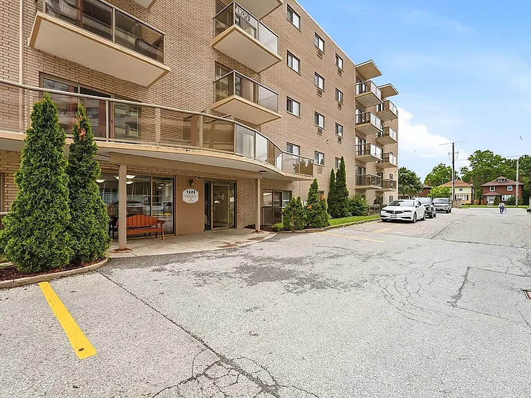 1223 Richmond St — Photo 2