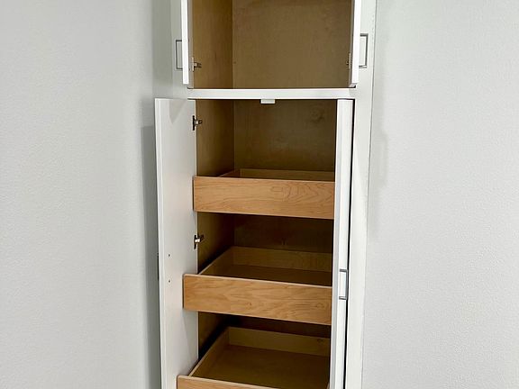 5th image of 6337 Primrose Ave APT 16