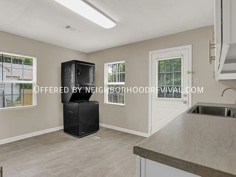 948 E Kelley Cir — Photo 14