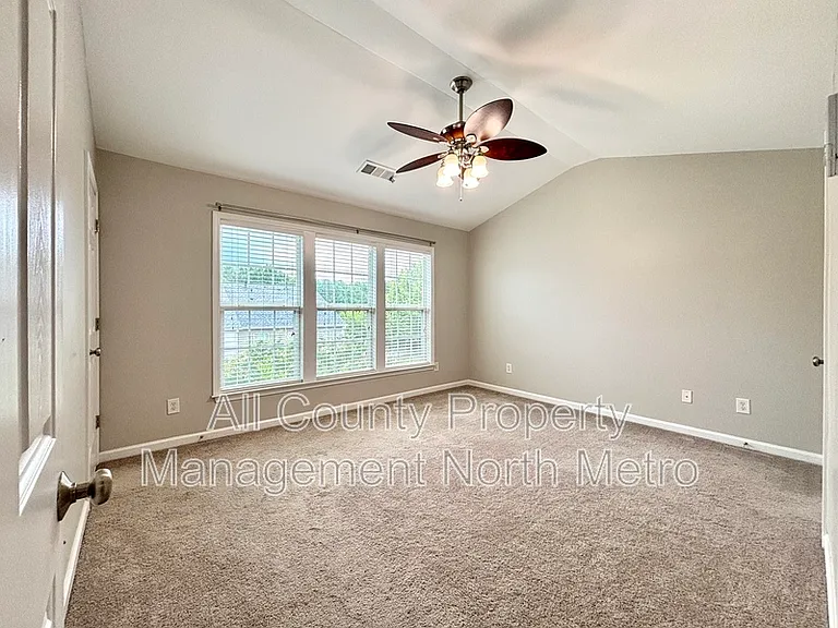 1033 Thornborough Dr — Photo 3