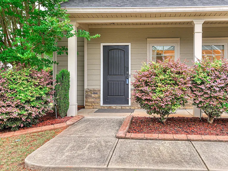 259 Wentworth Pl — Photo 2