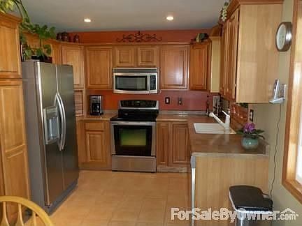 Whirpool GOLD stainless steel
						:
						Heated tile on timer
sink is inset in countertop
