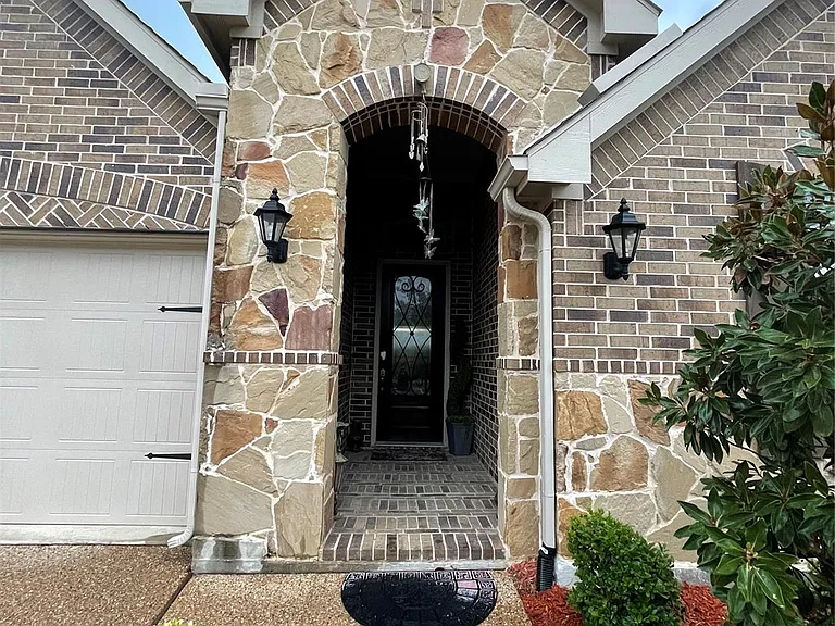 329 Prairie Ridge Ln — Photo 2