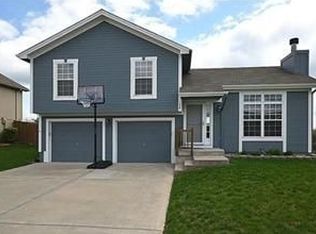 108 Bridgeport Dr, Smithville, MO 64089