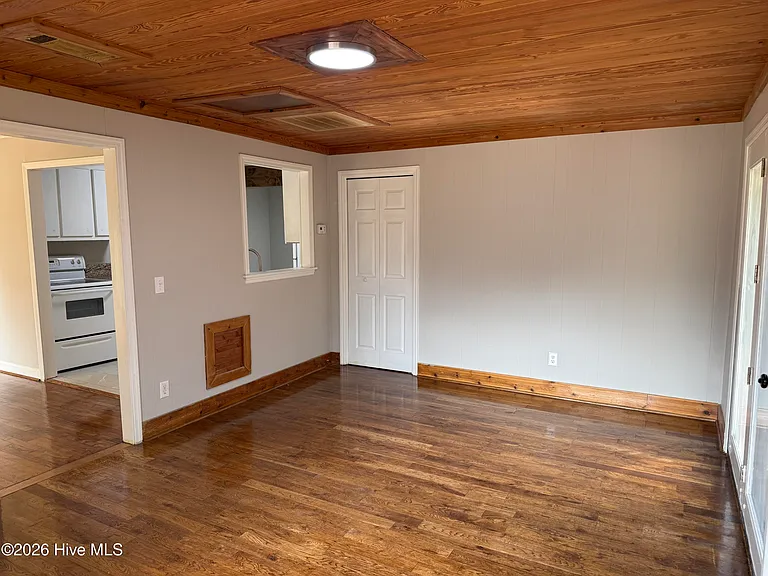 226 Sherwood Dr — Photo 4