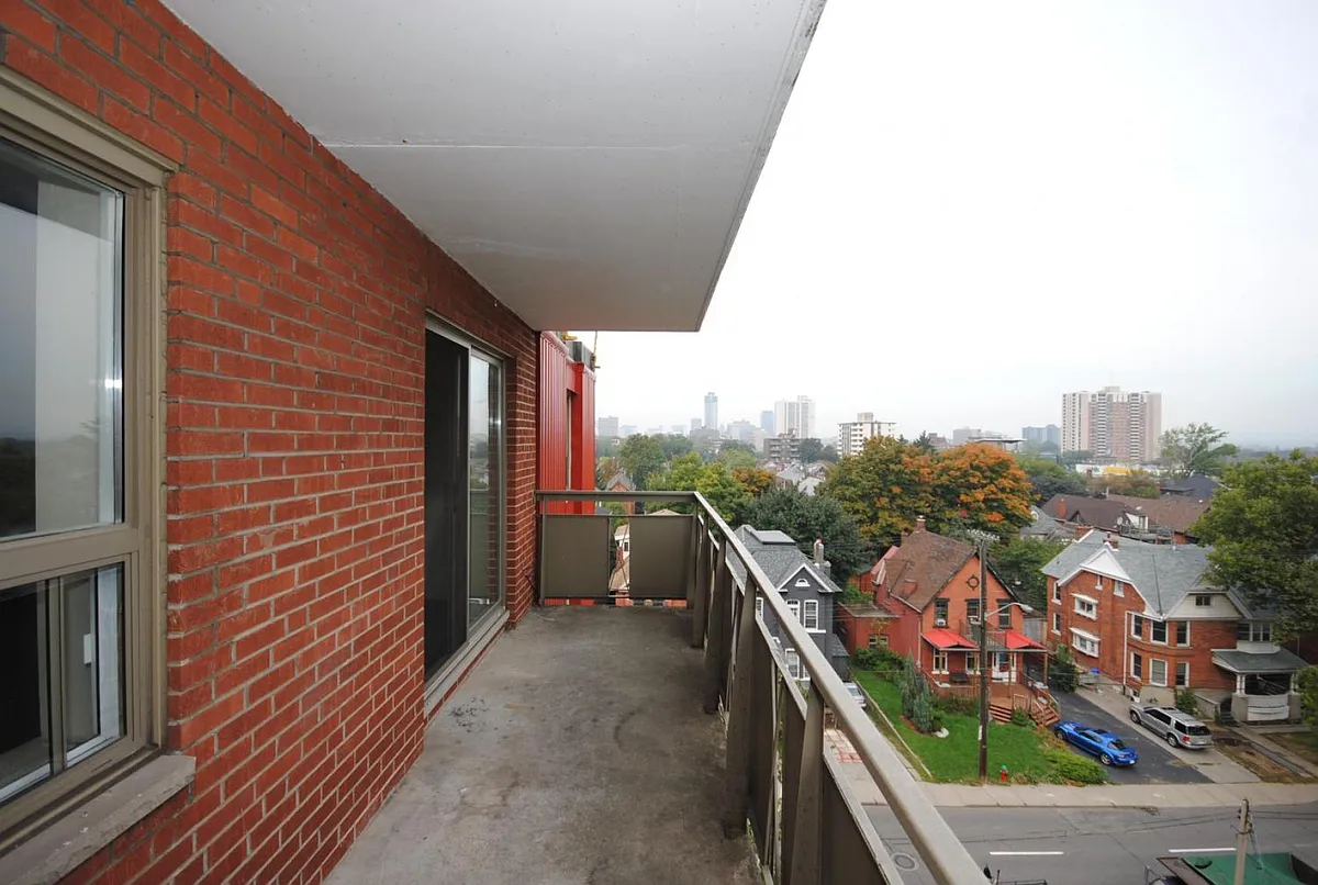 Building Photo - 95 Wentworth St S