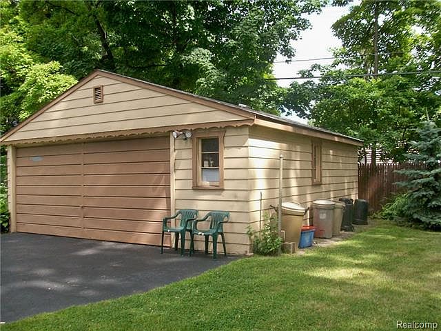 2nd image of 303 Hickory St
