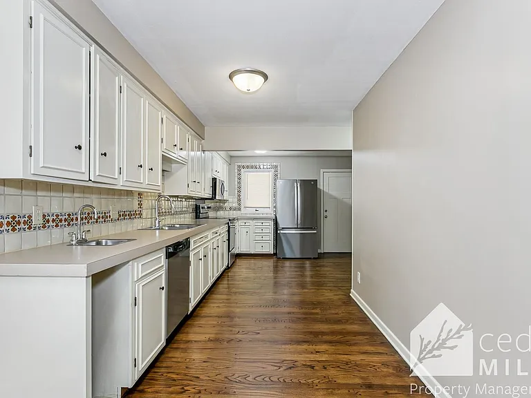 125 S Oakwood St — Photo 15