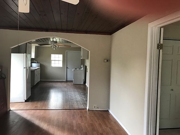 2nd image of 704 W Silver Springs Pl