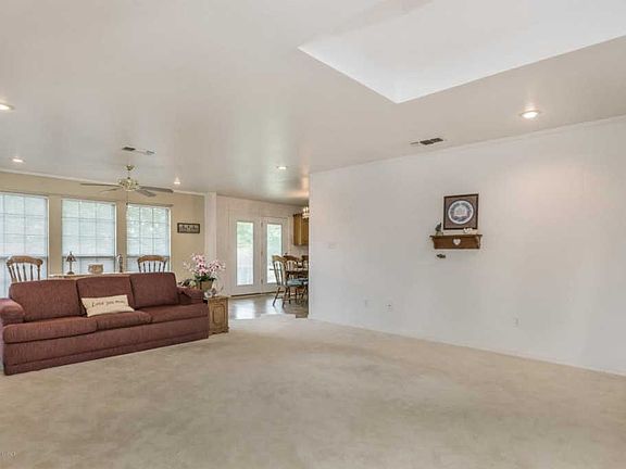 3rd image of 1404 Hillcrest Dr