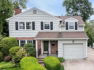 4 Summit Dr, Manhasset, NY 11030