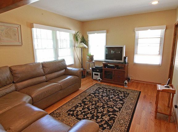 5th image of 153 E Division St