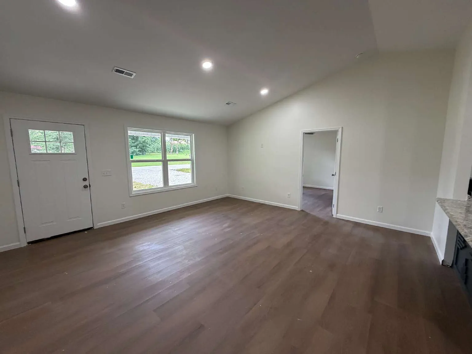 3 bed, 2.0 bath, 1288 sqft, $2,000 — Photo 4