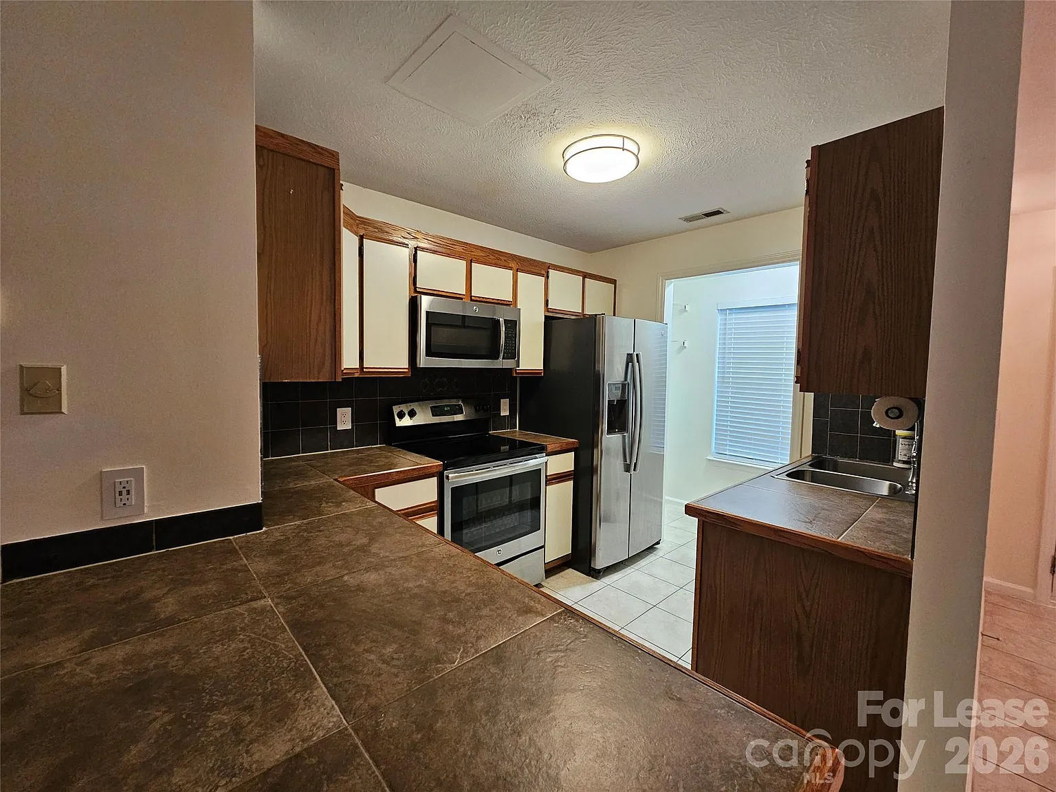 2 bed, 2.5 bath, 1250 sqft, $1,550 — Photo 2