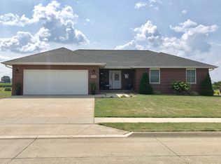 904 11th St SW, Dyersville, IA 52040