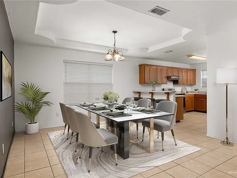310 Universal Ave — Photo 3