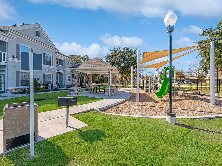 Lakeside Pointe Apartments & Townhomes — Photo 10