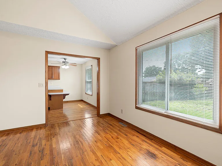 3749 N Pickwick Ave — Photo 17