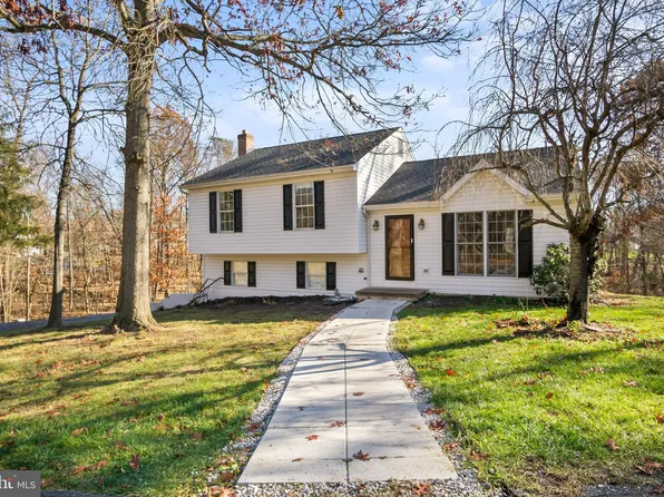 39 Angela Ln, Falling Waters, WV 25419
