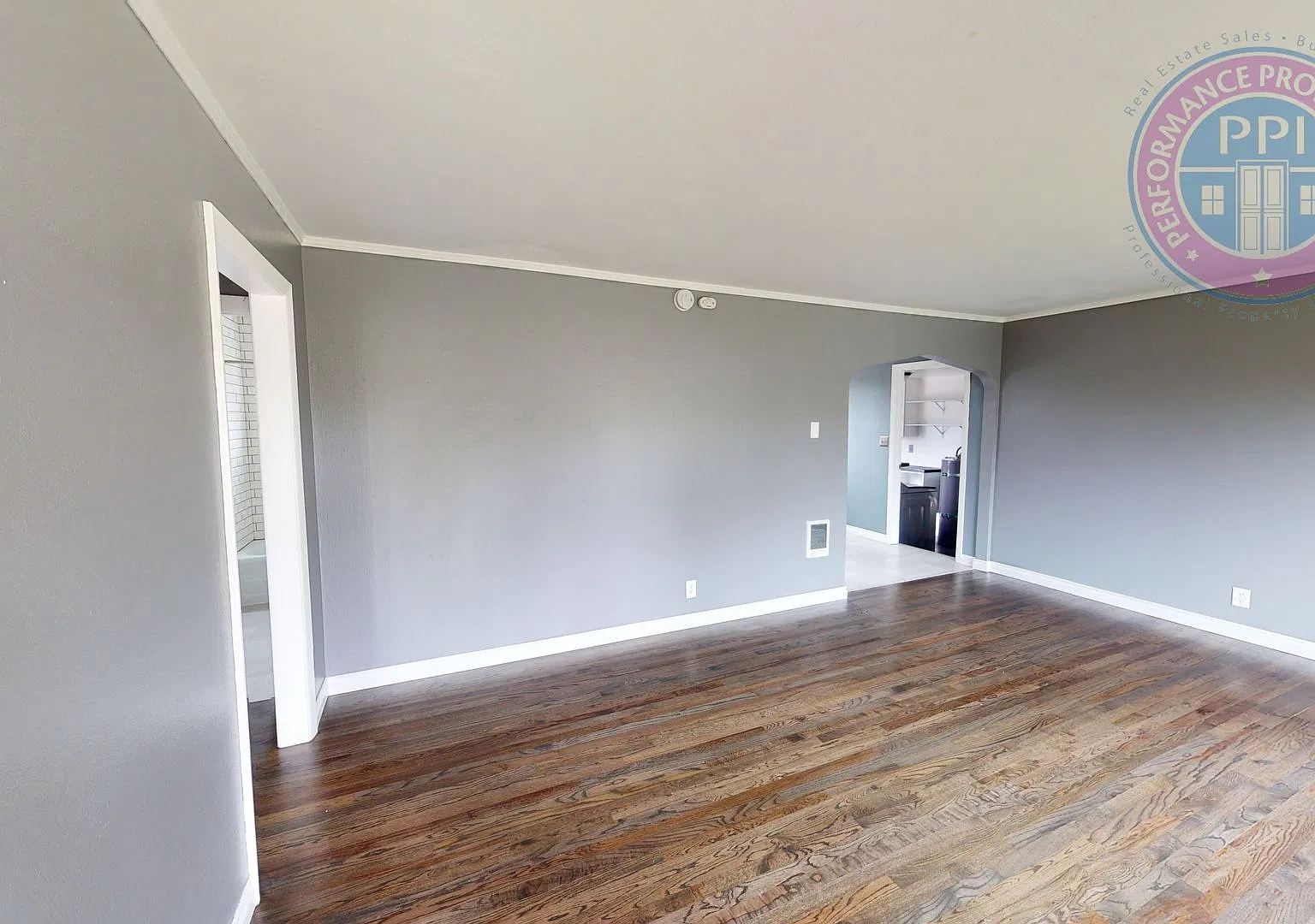 Prime Oregon City Location - Three Bedroom Bungalow, Completely Renovated, Beautiful Backyard — Photo 3