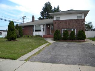 4138 Bayberry Ln, Seaford, NY 11783