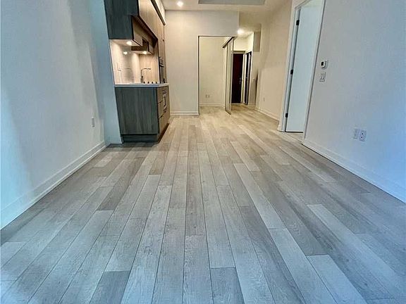 4th image of 39 Roehampton Ave #308