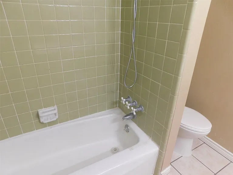 472 N Post Oak Ln — Photo 25
