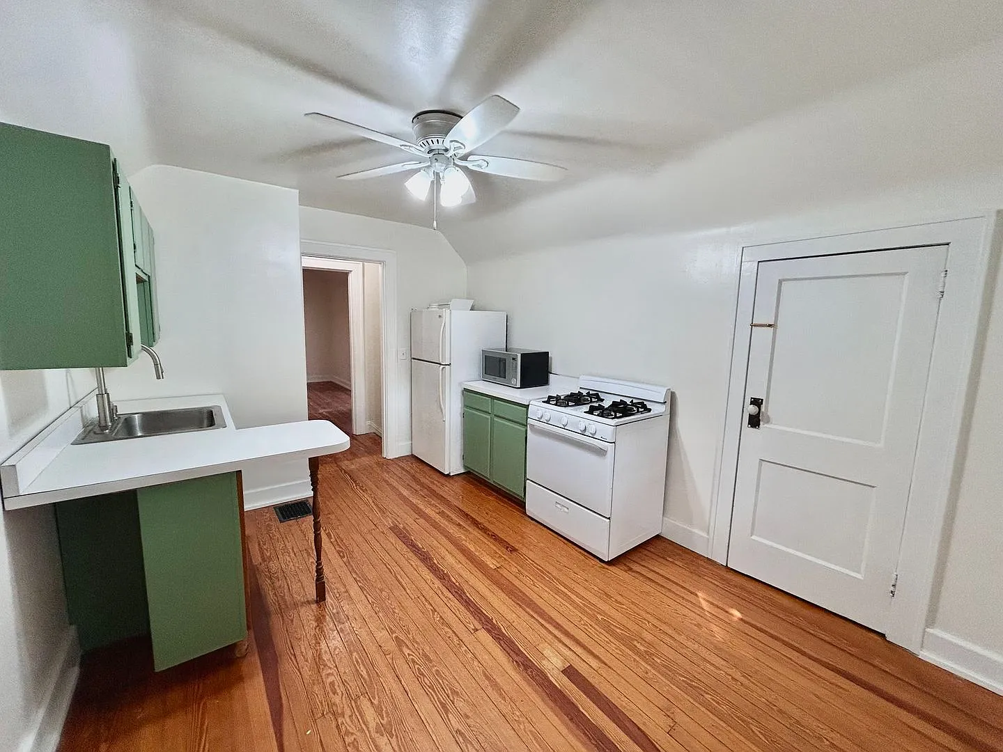1 bed, 1.0 bath, $795 — Photo 2