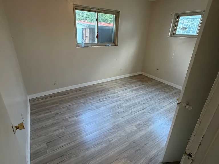 952 Salem St — Photo 4