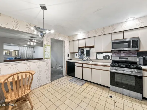 221 Longwood Drive, Manalapan, NJ 07726