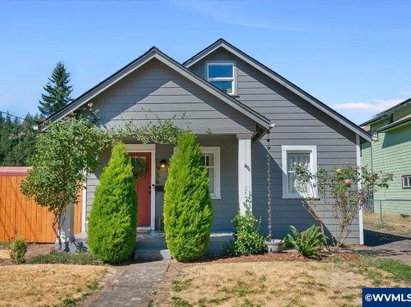 936 S Water St, Silverton, OR 97381