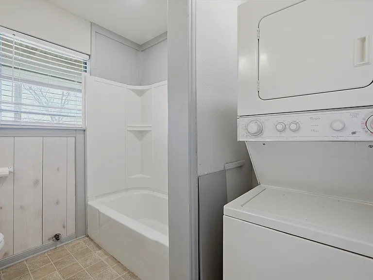 600 E South St — Photo 15