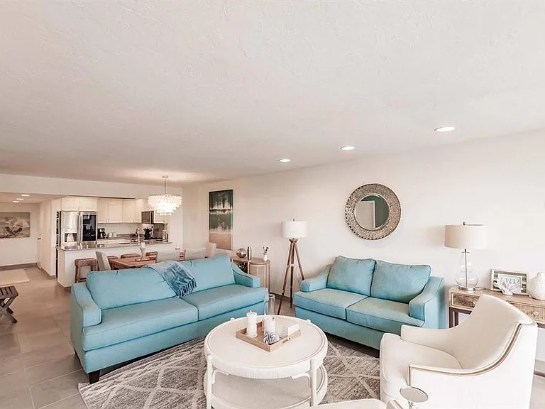 1125 W Peppertree Dr #407 — Photo 2