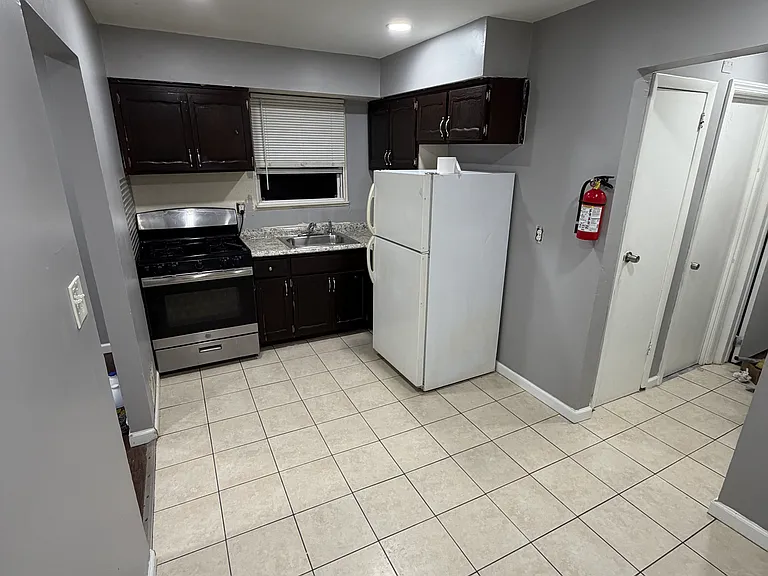 422-424 Jackson Ave #2L — Photo 3