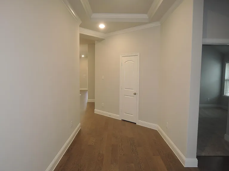 708 Newberry Ln — Photo 2