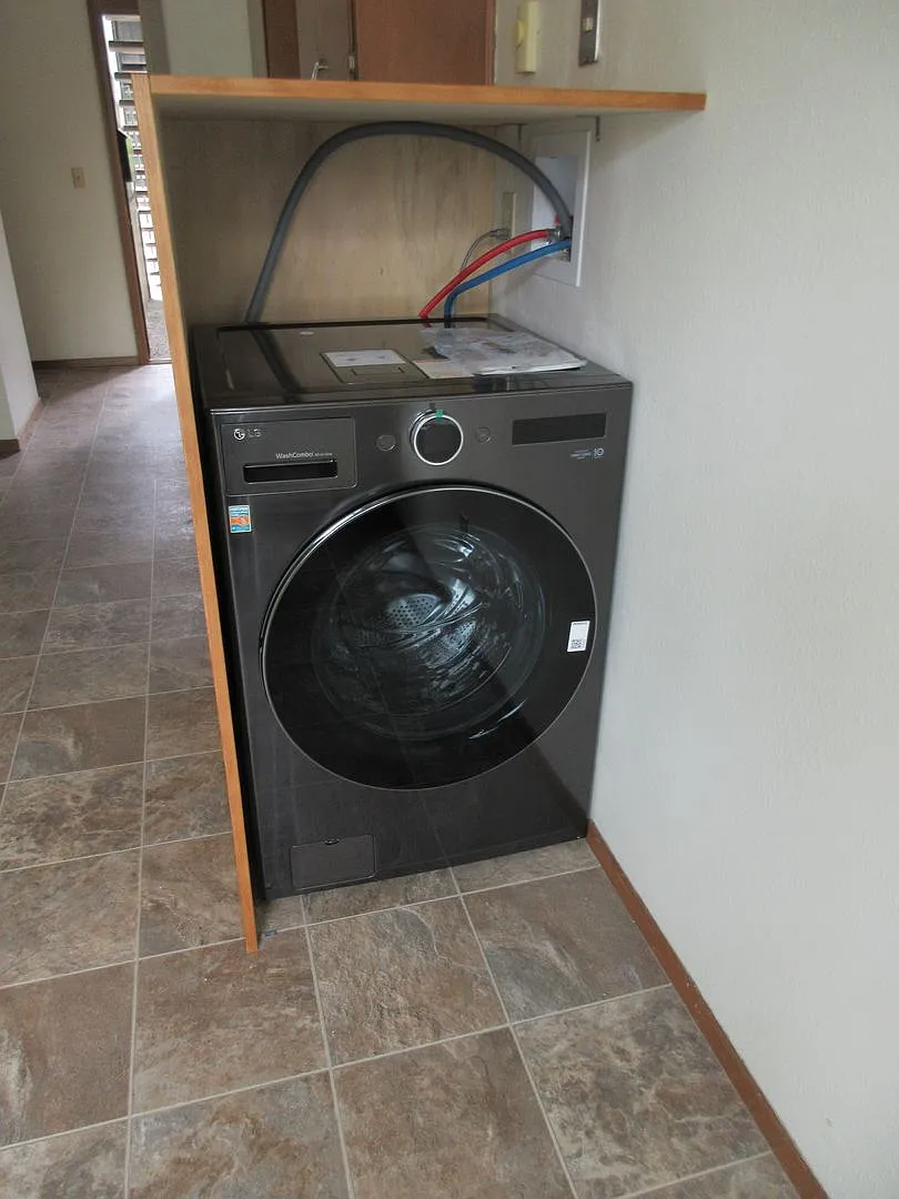 Two Bedroom Apt. w/ Washer and Dryer — Photo 2