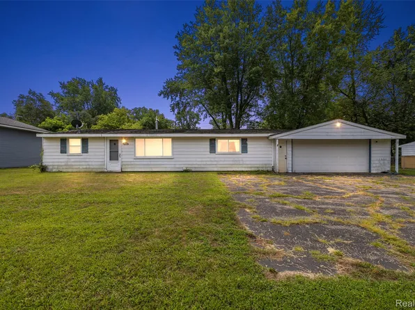 1790 Scheifle Rd, Walled Lake, MI 48390