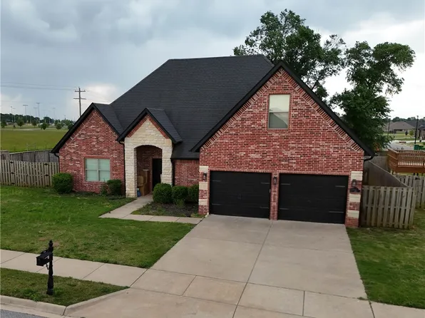 900 Sunset Ln, Centerton, AR 72719